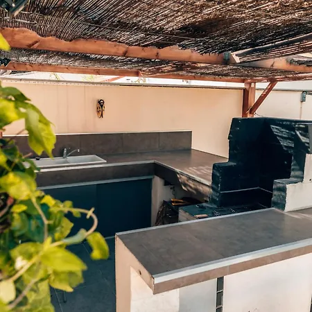 Reve D'azur: Beachfront With Shared Pool And Bbq Terrace