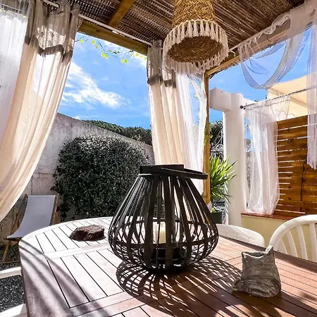Reve D'azur: Beachfront With Shared Pool And Bbq Terrace Holiday home